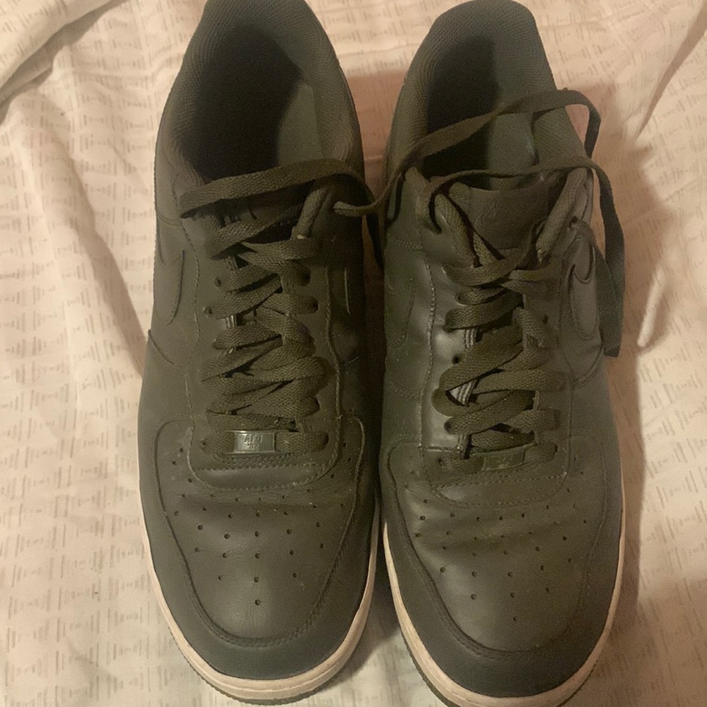 Tennis shoes
